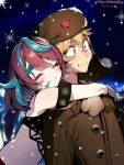 1boy 1girl emikukis fanart hat hugged_from_behind hugging hugging_from_behind just_nova male owozu surprised vtuber