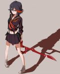 1girl bad_anatomy eiraprpr fingerless_gloves gloves grey_background high_res highres kill_la_kill matoi_ryuuko midriff multicolored_hair navel pigeon-toed reverse_grip school_uniform scissor_blade senketsu serafuku shadow short_hair simple_background skirt sleeves_pushed_up solo streaked_hair uniform weapon