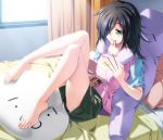  1girl bags_under_eyes bare_legs barefoot bed black_hair commentary_request feet female food green_eyes gym_shorts hair_over_one_eye handheld_game_console kuroki_tomoko long_hair mouth_hold nintendo_3ds on_bed photoshop_(medium) pillow playing_games pocky rezi shirt shorts sitting solo stuffed_animal stuffed_toy toes tomboy watashi_ga_motenai_no_wa_dou_kangaetemo_omaera_ga_warui! window 